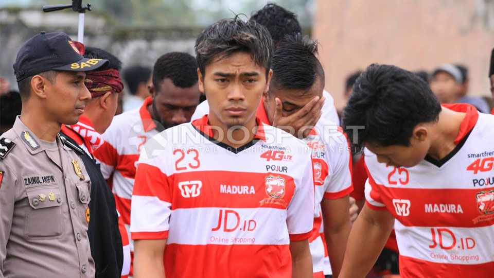 Bintang Madura United Andik Rendika Rama bawa keluarga tercinta untuk liburan menikmati suasana alam, tepatnya ke pantai. Copyright: © Ian Setiawan/Indosport